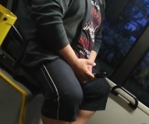 Pokazywał dziecku nagie zdjęcia! Paskudne zachowanie w autobusie MPK