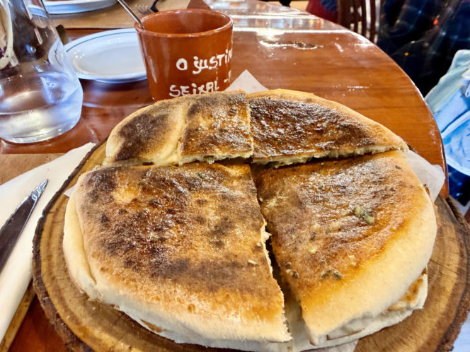 Tradycyjny chleb maderski - bolo do caco