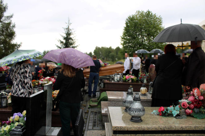 Niebo zapłakało nad Reginą Ż. Wzruszający pogrzeb ofiary tragedii na Węgrzech