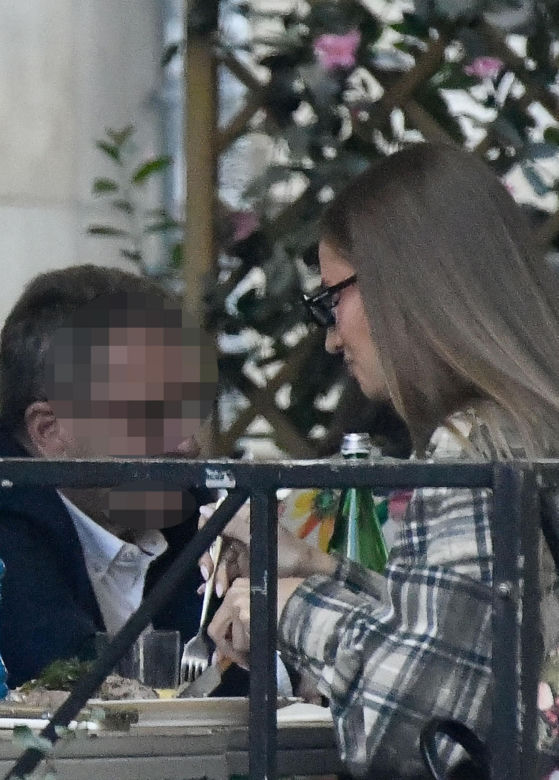 Arkadiusz Milik relaksuje się po rajdzie po Warszawie. Piękna towarzyszka z nim