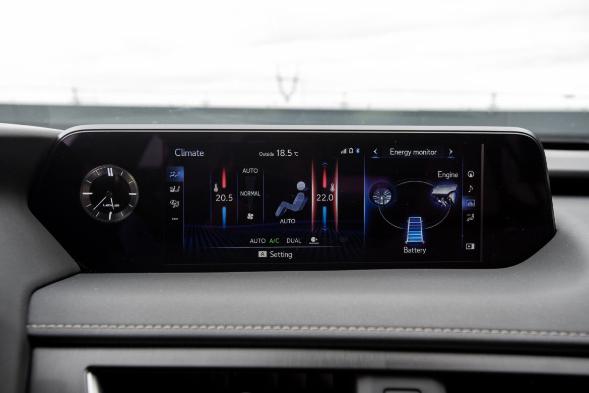 Range Rover Evoque D240 HSE vs Lexus UX 250h 