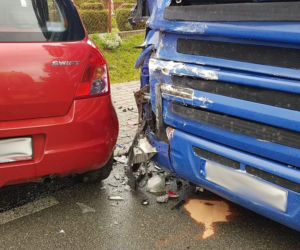 Koszmarny wypadek w Siołkowej. Suzuki staranowane przez ciężarówkę