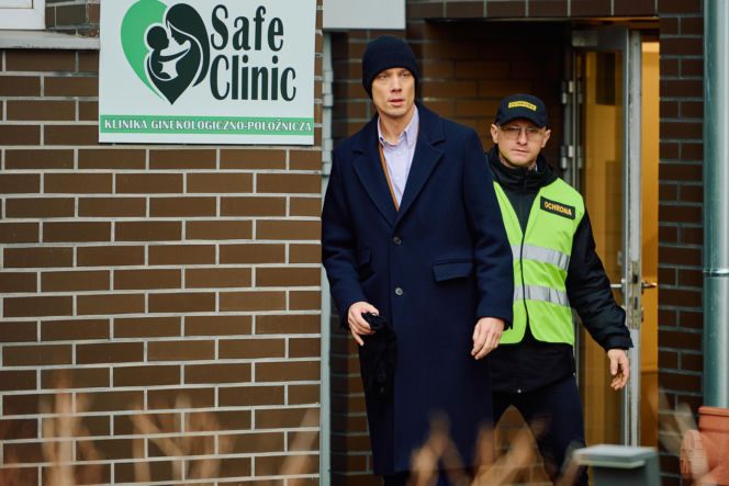 "Na Wspólnej", odcinek 4169: Oskarżenie o korupcję wywołuje skandal w sądzie, a Mariusz traci panowanie nad sobą