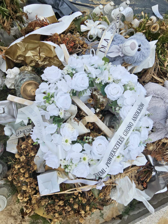 Pluszowe misie strzegą grobu Jeremiego. 3-latek zakrztusił się winogronem [GALERIA]