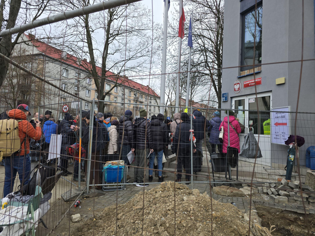 Kilkaset ludzi czeka przed wejściem do punktu obsługi grantobiorców w Tychach