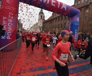 23. Festiwal Biegów Świętych Mikołajów w Toruniu. Zdjęcia ze starówki