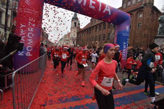 23. Festiwal Biegów Świętych Mikołajów w Toruniu. Zdjęcia ze starówki