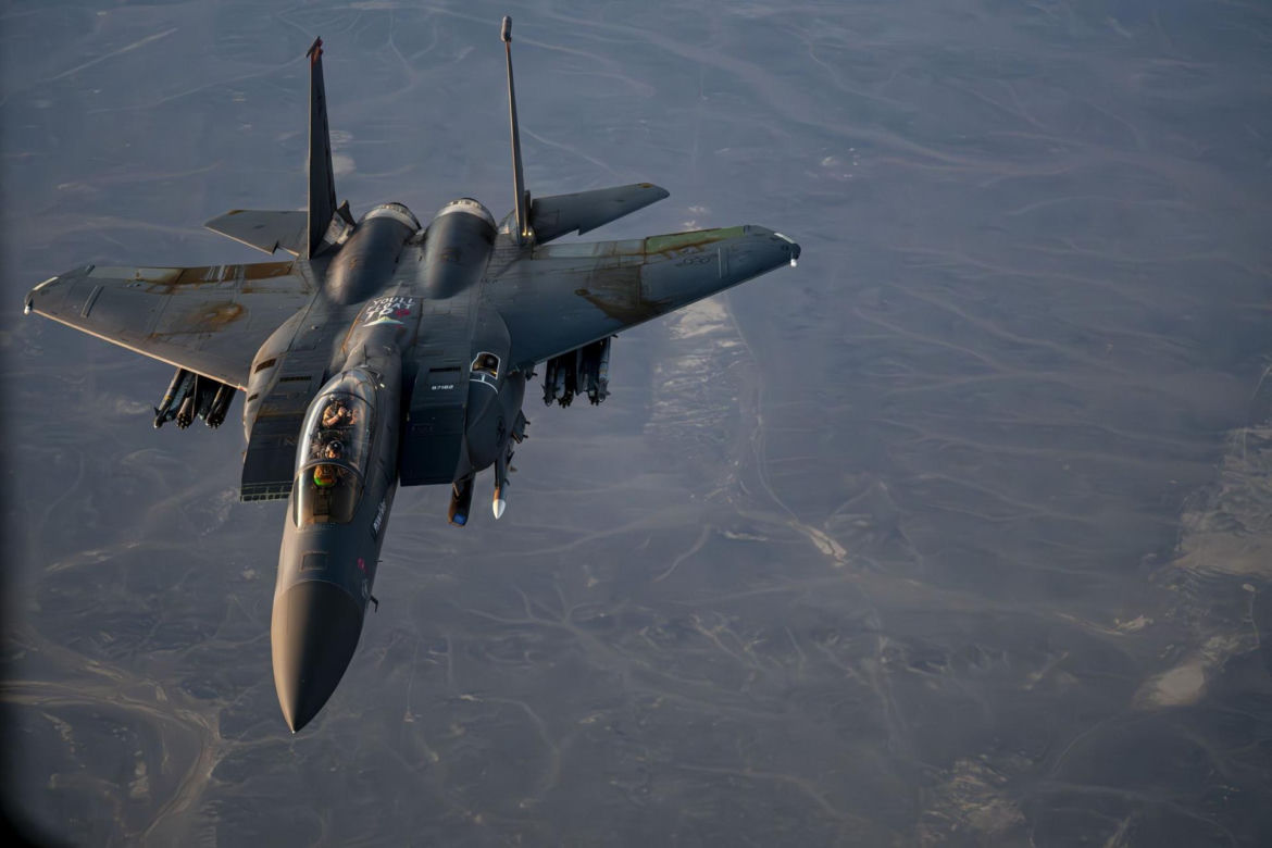Amerykańskie F-15E powracające z patrolu