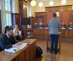 Mateusz rzucił monetą. Wypadł orzeł, więc udusił Wiktorię