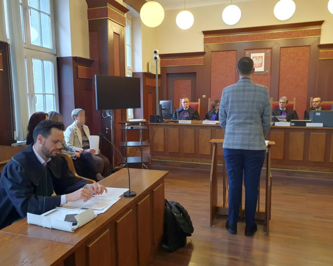 Mateusz rzucił monetą. Wypadł orzeł, więc udusił Wiktorię