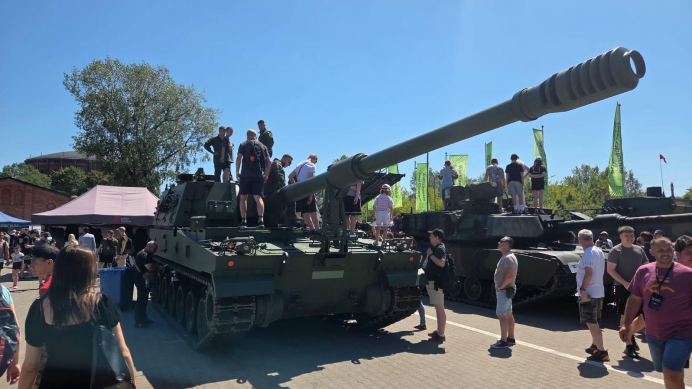 Tłum na warszawskich Targach Obronnych