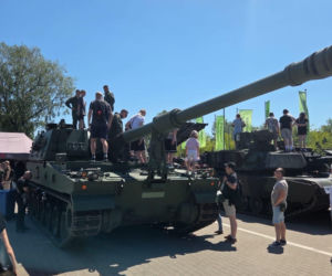 Tłum na warszawskich Targach Obronnych