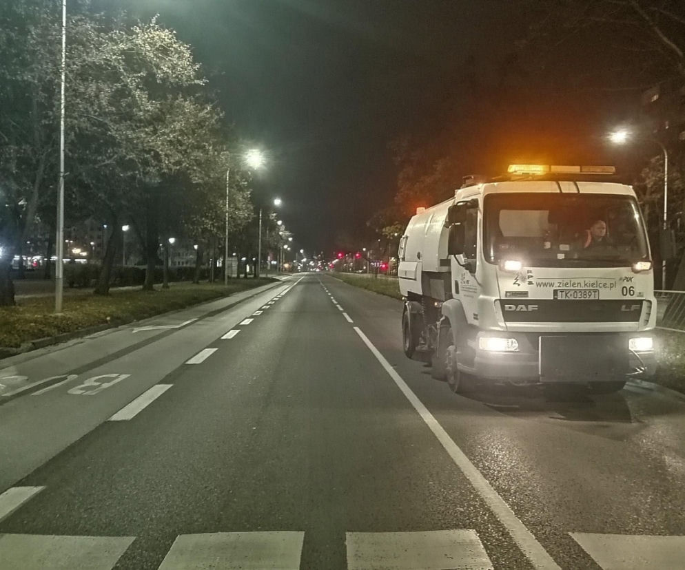 W Kielcach trwa już pozimowe zamiatanie ulic
