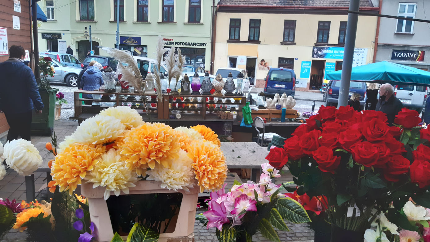 Znicze i kwiaty - sprzedawcy liczą straty