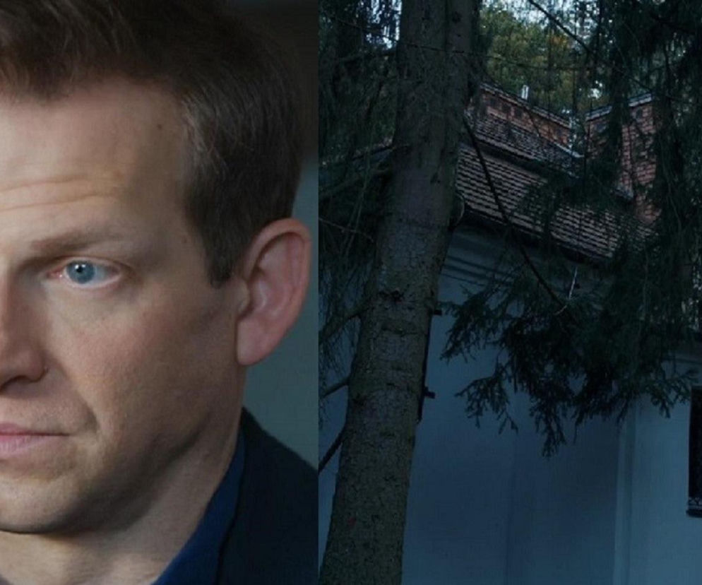 Michał Rolnicki jako Łukasz Sadowski z niepokojem spoglądający w stronę willi, gdzie był więziony. Ta scena z serialu Barwy szczęścia zapowiada dramatyczny powrót bohatera do miejsca traumy. Więcej o losach Łukasza Sadowskiego przeczytasz na portalu Super Seriale.