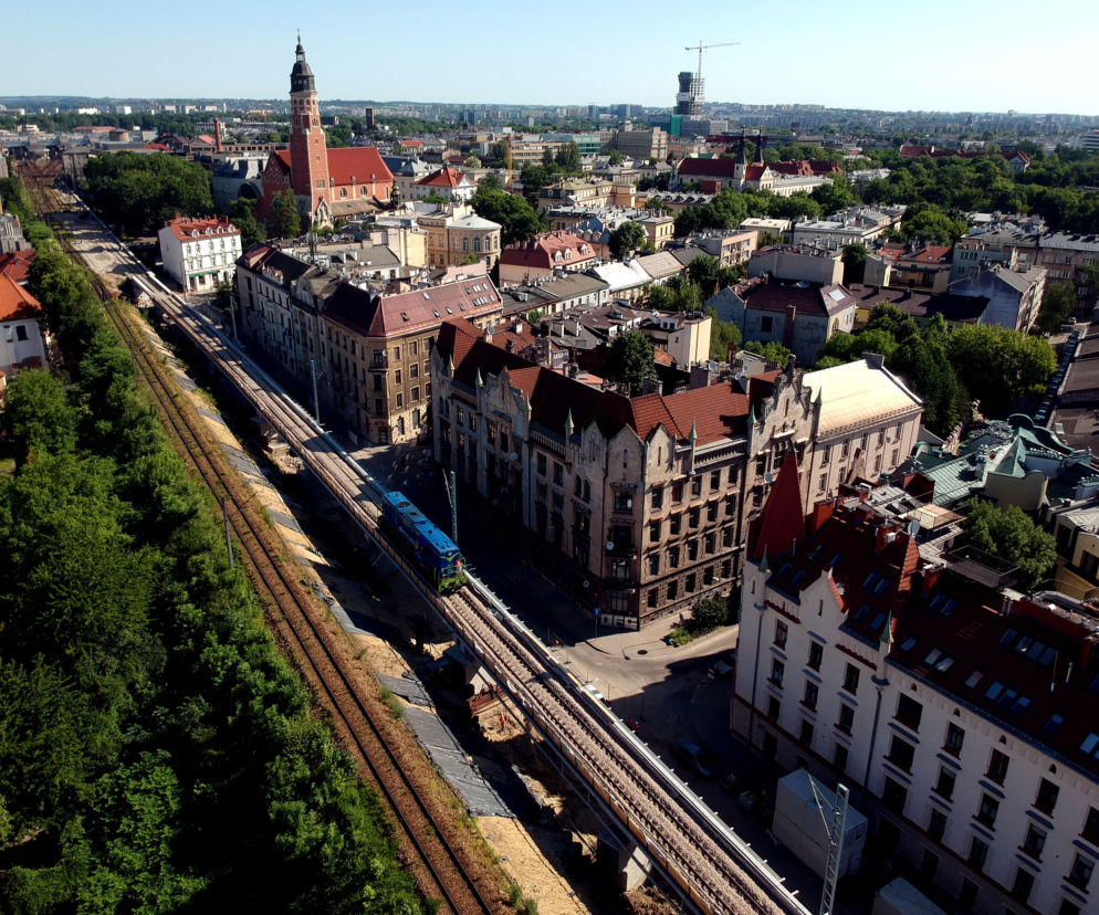 Kraków: Pierwsza lokomotywa przejechała po nowych estakadach kolejowych na Grzegórzkach