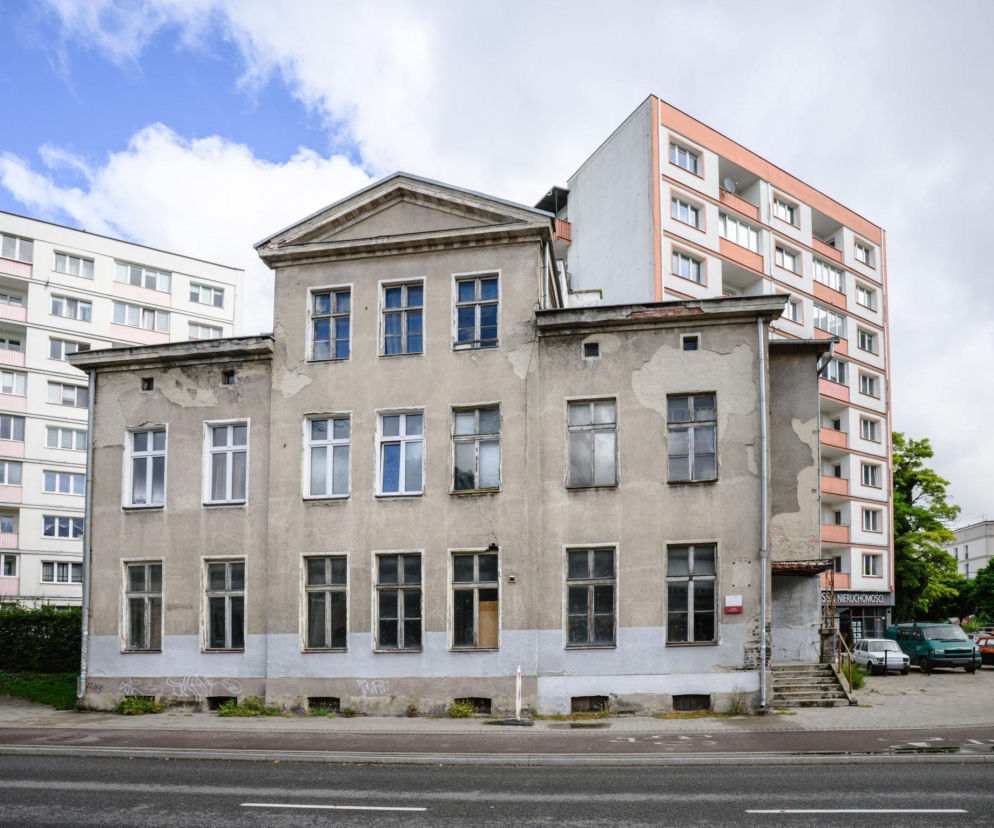 Zabytkowa kamienica Dom Szpiega w Gdańsku przed remontem na tle bloków. O inwestycji przeczytasz w serwisie Architektura.