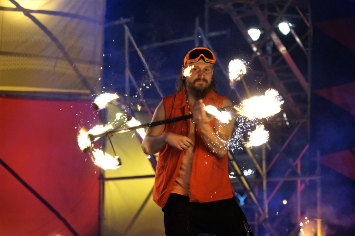Festiwal Pozytywka 2022. Tłumy bydgoszczan na pokazie ognistej żonglerki! [ZDJĘCIA]