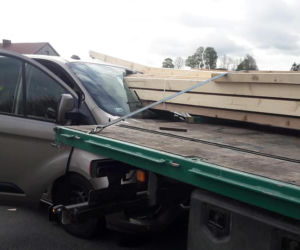 Wypadek jak z koszmaru. Ford przebity drewnianym ładunkiem