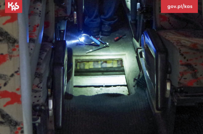 W autobusie tylko kierowca, pasażer i... coś, co zainteresowało celników!