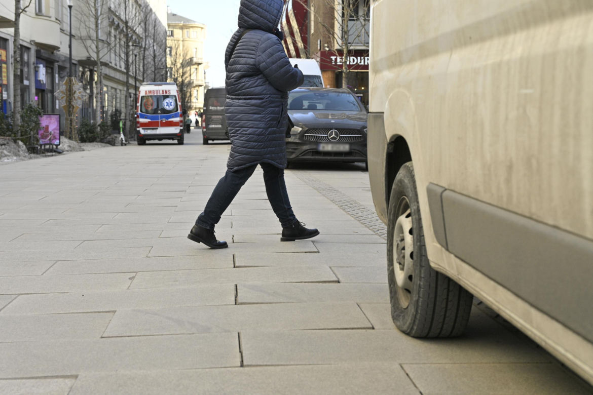 Deptak w centrum Warszawy za miliony w ruinie? Urzędnicy uspokajają, a internauci grzmią!