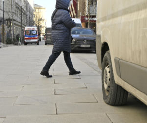 Deptak w centrum Warszawy za miliony w ruinie? Urzędnicy uspokajają, a internauci grzmią!