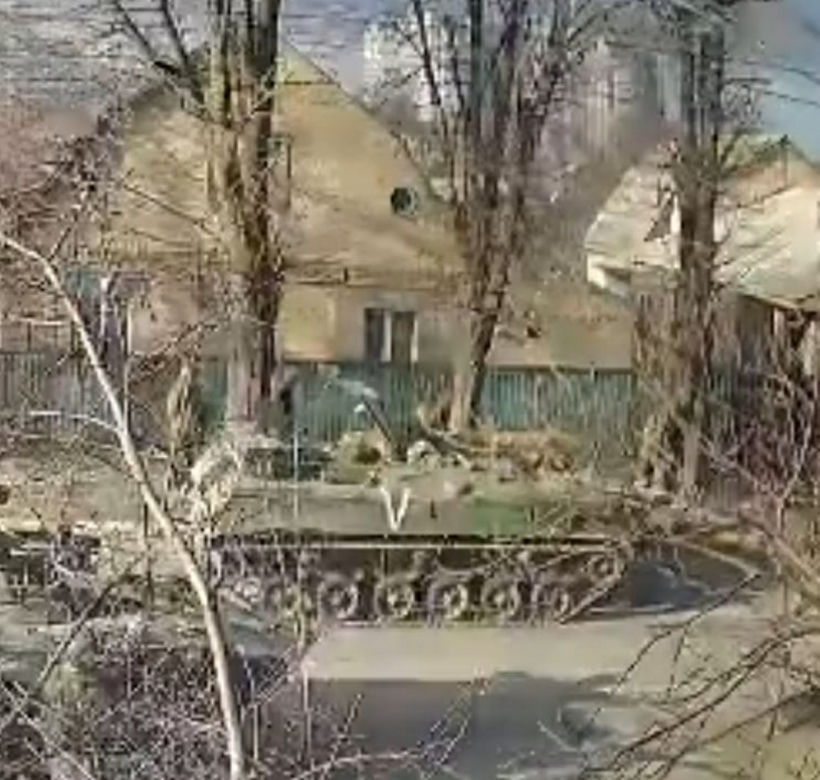 Pocisk uderzył w blok mieszkalny w Buczy pod Kijowem