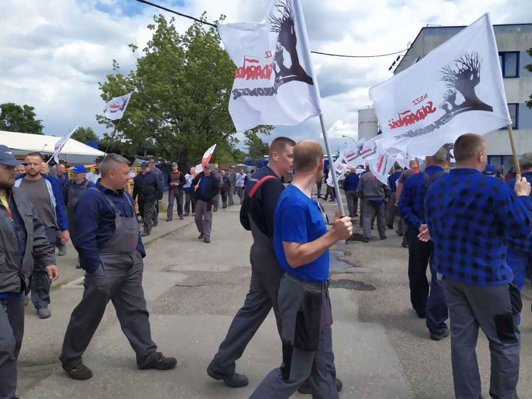 Trwa strajk generalny w Altrad Mostostal. Protestujących poparli związkowcy z Mostostalu Siedlce - zobacz zdjęcia!