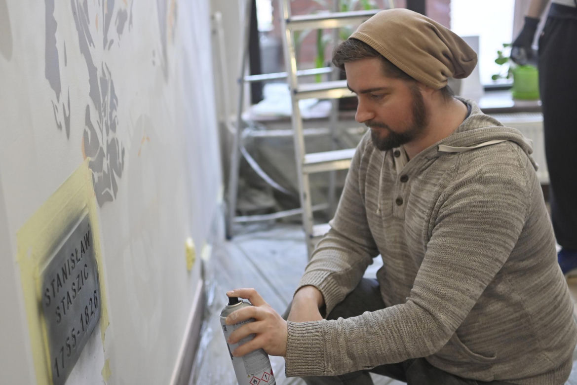 Uczniowie ZSP nr 1 stworzyli mural na ścianach szkoły. Grafika przedstawia patrona placówki