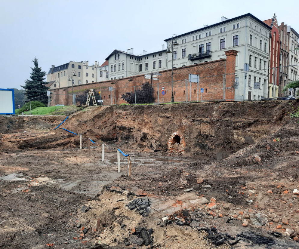 XIX-wieczne kanaly burzowe odnalezione na Bulwarze Filadelfijskim w Toruniu
