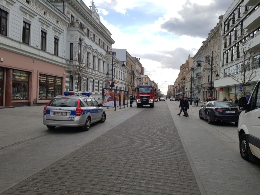 Tajemnicza przesyłka w bramie Urzędu Miasta Łodzi. Ulica Piotrkowska zamknięta!