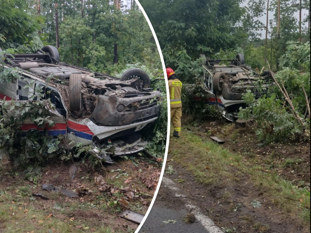 Karetka wypadła z drogi i dachowała. W środku byli pacjent i dwóch ratowników 