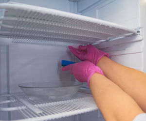Włóż folię aluminiową do zamrażarki, a sobie podziękujesz. Uciążliwy problem rozwiąże się sam 