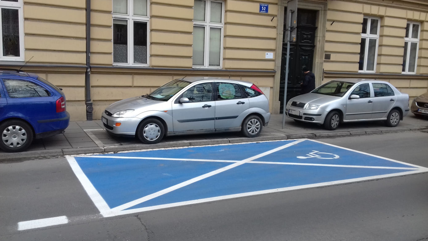 Kraków: Urzędnicy zabrali jeden pas na Dietla i zrobili tam... parking