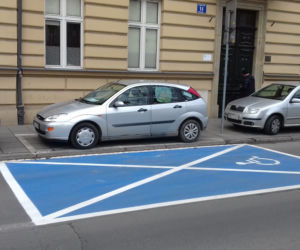 Kraków: Urzędnicy zabrali jeden pas na Dietla i zrobili tam... parking
