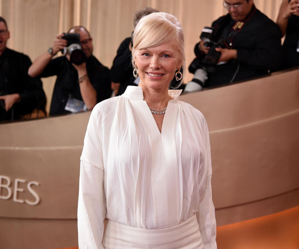 Pamela znów jest blondynką! Zobacz kreacje ze Złotych Globów