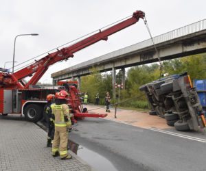Ciężarówka na boku