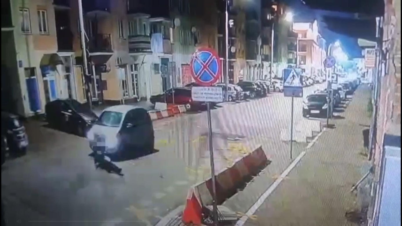 80-latek potrącił pieszego i przejechał po ofierze. Wszystko widać na nagraniu