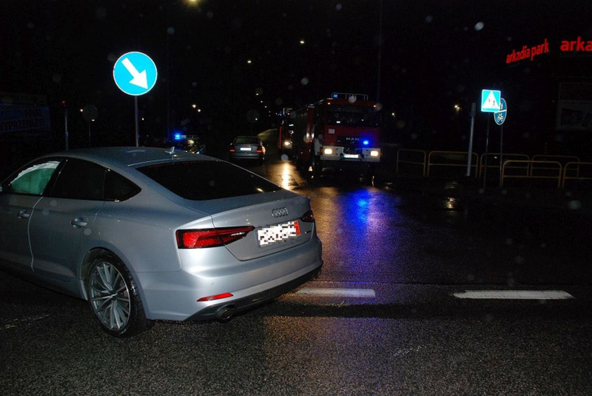 Zignorowała znaki i doprowadziła do czołówki. Naprawa tych aut będzie sporo kosztować 
