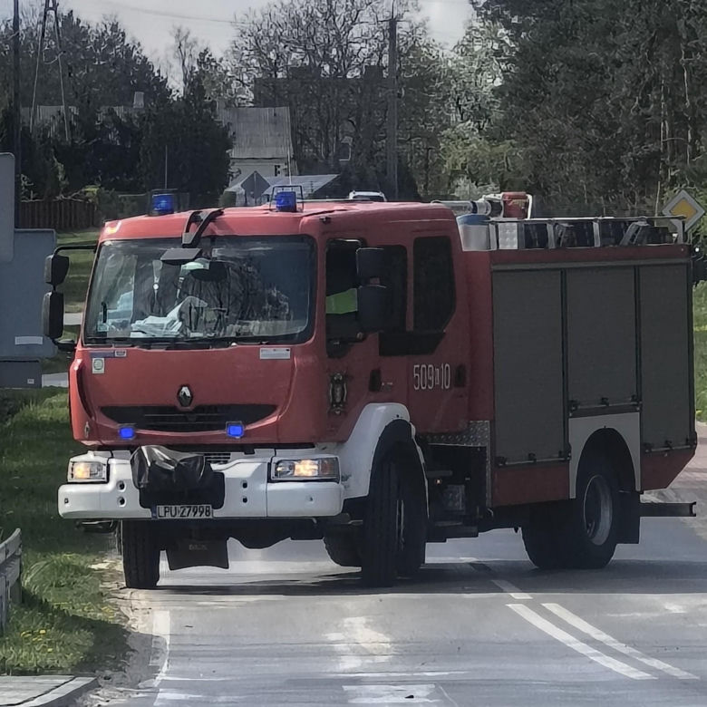Auto dachowało i zatrzymało się na drzewie. Dwie młode osoby poważnie ranne