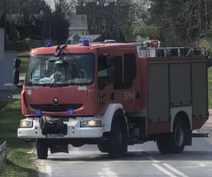 Auto dachowało i zatrzymało się na drzewie. Dwie młode osoby poważnie ranne