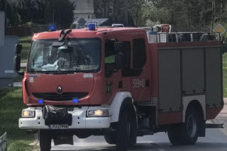 Auto dachowało i zatrzymało się na drzewie. Dwie młode osoby poważnie ranne