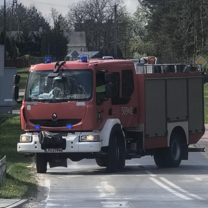Auto dachowało i zatrzymało się na drzewie. Dwie młode osoby poważnie ranne