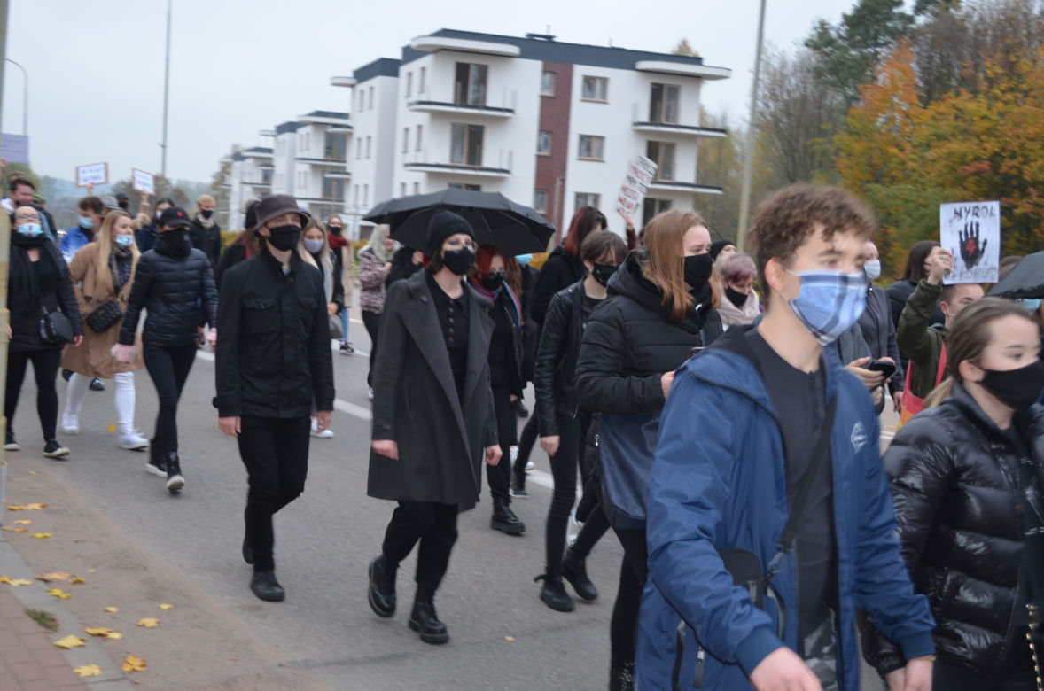 "Z KOBIETAMI NIE WYGRACIE" w Starachowicach też protestowali przed biurami posłów PiS 