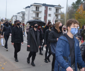 Z KOBIETAMI NIE WYGRACIE w Starachowicach też protestowali przed biurami posłów PiS 