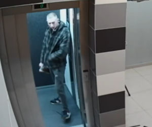 Zniszczył drzwi i zabrał buty. Bydgoska policja szuka tego mężczyzny