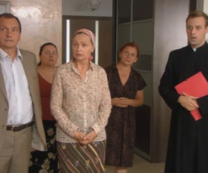 Ranczo 8 sezon odc. 102. Ksiądz Maciej (Mateusz Rusin), doktor Wezół (Wojciech Wysocki), Solejukowa (Katarzyna Żak)