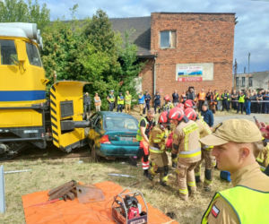 Drezyna uderzyła w samochód. Wielka akcja służb na przejeździe w Ostrowie [ZDJĘCIA]