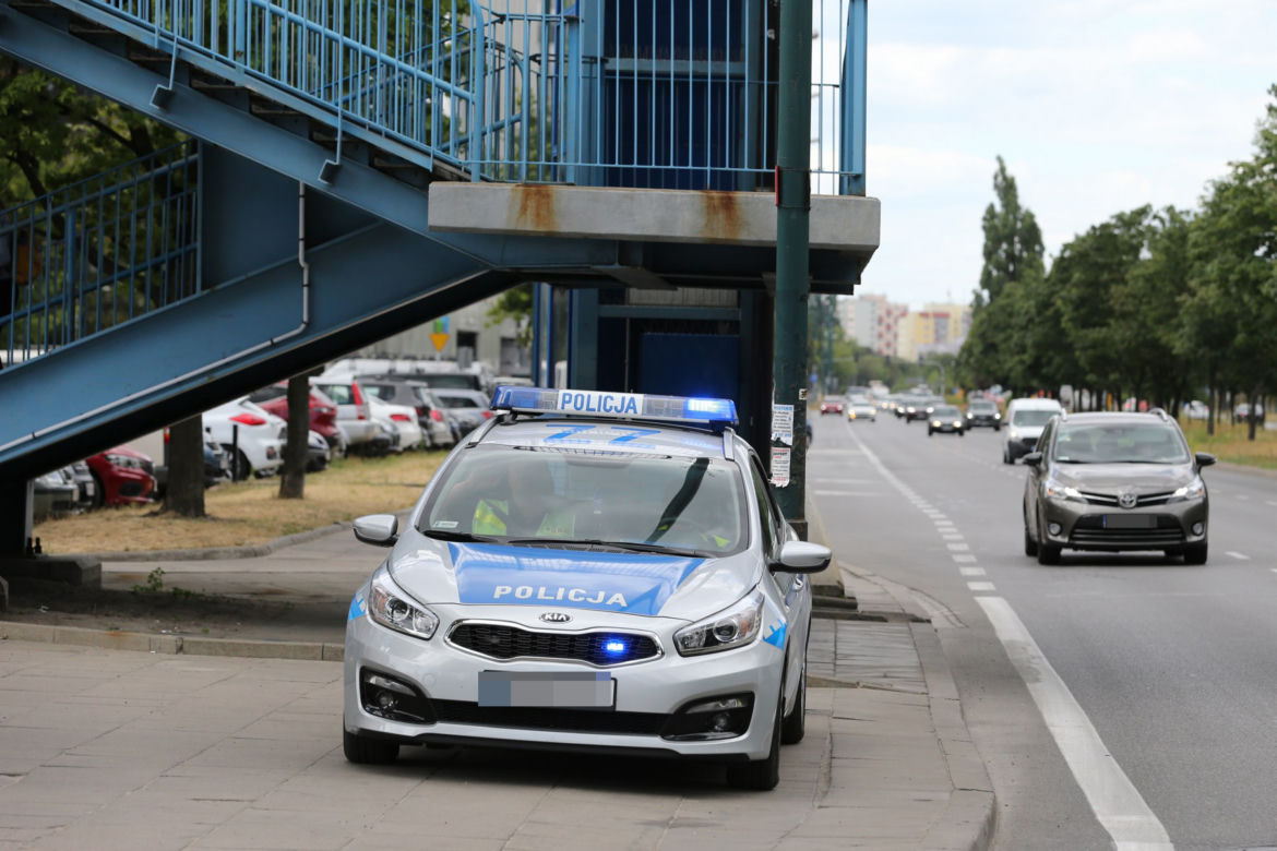Policjanci kryją się za windą