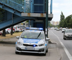 Policjanci kryją się za windą